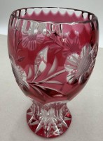 Auktion 371<br>b&ouml;hm. Pokalglas, &uuml;berfangen und Blumenschliff, H-13 cm