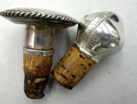 Auktion 371<br>2x gr. Korkenhalter, Silber-800- und -830-, zus. 81 gr