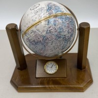 Auktion 371<br>Quartz Tischuhr mit Erdglobus in Holzstand, H-20 cm, B-21 cm, Uhr wohl sekund&auml;r, l&auml;uft