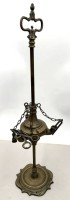 Auktion 371<br>Florentiner &Ouml;llampe, Messing, dreiflammig, mit Zubeh&ouml;r (Zange, Nadel und L&ouml;scher) an Ketten, H&ouml;he ca. 53 cm,
