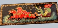 Auktion 371<br>kl. russische Lackschachtel, bemalt mit M&auml;rchenszene, H-2,5 cm, 11x4 cm