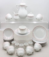 Auktion 372<br>Kaffeeservice, Hutschenreuther, Maria Theresia Windsor Rose, Kaffeekern, 8x kompl. Gedecke (1x Tasse bestossen), 5x Eierbecher, Kanne ca. H-23,5cm, Tasse ca. H-6,5cm