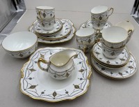 Auktion 372<br>Teeservice "Paragon Fine China" f&uuml;r 10 Personen, Emaillemalerei, 10x kompl. Gedecke, 2 eckige Kuchenplatten, Milch und gr. Kandisschale, 35 Teile
