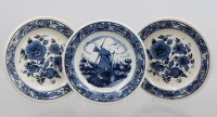 Auktion 372 / Los 9002 <br>3x Zierteller in Delfter-Art, Diestel Delfts Blauw, ca. D-16cm