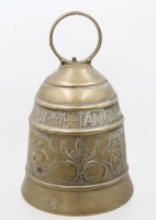 Auktion 372<br>gr. Glocke nach antikem Vorbild, "Qui me tangit, vocem meam audi" (Wer mich ber&uuml;hrt, h&ouml;re meine Stimme), ca. H-19,5cm