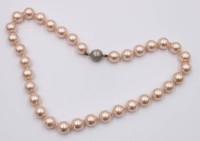Auktion 372 / Los 1014 <br>Muschelkernperlenkette, rosa, Magnetschlie&szlig;e, 46cm