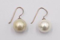 Auktion 372<br>Paar Ohrh&auml;nger, Muschelkernperlen, Silbermontur, ca. L-2,5cm
