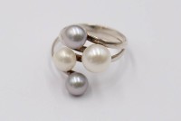 Auktion 372<br>925er Silber-Ring, graue u. wei&szlig;e Perlen, RG 58