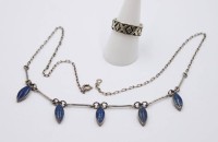 Auktion 372 / Los 1031 <br>Collier mit Lapis, Silber 950 und 925er Silberring, ca. L-49cm, RG 49, zus. ca. 12,3gr., Tragespuren