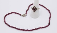 Auktion 372<br>Granat-Halskette und Ring, Silber Kette mit asiat. Schlie&szlig;e, ca. L-35cm, RG 58