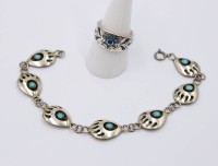 Auktion 372 / Los 1041 <br>2 Teile Navajo-Silber-Schmuck, B&auml;rentatzen-Armband und Ring, zus. ca. 13,2gr., ca. L-19cm, RG 59