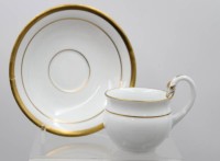 Auktion 372 / Los 8016 <br>Tasse mit U.T., Schwanenhenkel, Meissen, Schwertermarke, 19. Jhd., Unterteller mit div. kl. Chips etc. , Tasse H-7,5cm