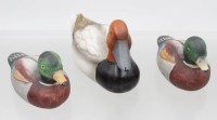 Auktion 372<br>3x Entenfiguren, bemalt, Gr&ouml;&szlig;te H-7,5cm L-16,5cm
