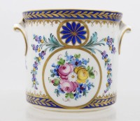 Auktion 372 / Los 8030 <br>&Uuml;bertopf, Dresden Potschapel, florale Bemalung und Goldzier, ca. H-11,5cm D-12cm