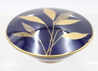 Auktion 372 / Los 8034 <br>Deckeldose, Weimar, Kobalt mit Goldblumen, ca. H-5,5cm D-13cm