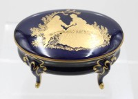 Auktion 372<br>Zierdose, Rosenthal, auf 4 Beinen, Rokokopaar in Gold, ca-H-6,5cm N-11,5cm