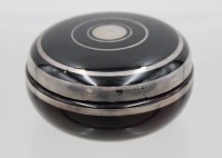 Auktion 372 / Los 10023 <br>runde Deckeldose, Schwarzglas, ca. H-4,5cm  D-9,5cm
