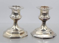Auktion 372 / Los 11004 <br>Leuchterpaar, Silber gepr&uuml;ft, ohne Punzierungen, gef&uuml;llter Stand,  zus. Gesamt 451gr, je H-9cm