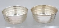 Auktion 372 / Los 11015 <br>Paar Schalen, WMF Straussenmarke, &auml;lter, je ca. H-5,3cm D-13cm