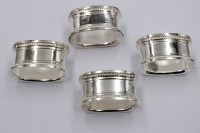 Auktion 372 / Los 11022 <br>4x Servietten-Ringe, silberfarben, je B-2,5cm L-5cm