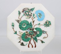Auktion 372<br>Pietra Dura-Wandplatte, weisser Marmor mir Einlegearbeiten, ca. D-17,8cm
