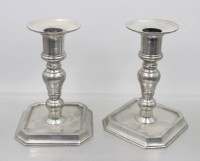 Auktion 372 / Los 15014 <br>Paar Leuchter, Zinn, nach antiken Vorbild, je ca. H-15,8cm