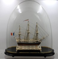 Auktion 372 / Los 15017 <br>sehr sch&ouml;nes fein ausgearbeitetes Knochenschiff, POW, 19. Jhd., Frankreich, unter Glassturz, ca. H-27,5cm B-30cm