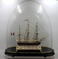 Auktion 373 / Los 15020 <br>sehr sch&ouml;nes fein ausgearbeitetes Knochenschiff, POW, 19. Jhd., Frankreich, unter Glassturz, ca. H-27,5cm B-30cm