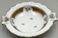 Auktion 372 / Los 8040 <br>gr. Henkelschale "Schoenau" handgemaltes Aetzgolddekor, Randvergoldung tw. berieben, H-5,5 cm, 31x27 cm