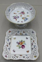 Auktion 372 / Los 8041 <br>Tafelaufsatz "Burg Lindau", 11x19 cm und Schale "Schhumann" , 18x18 cm, Durchbruchrand und Blumendekor,