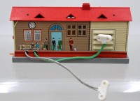 Auktion 372<br>Nomura Blechbahnhof aus Japan, 1960er Jahre, elektrifiziert, Funktion nicht gepr&uuml;ft, H-8cm B-17,5cm