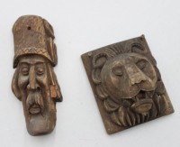 Auktion 372<br>2x dekorative Holzschnitzereien, Wandkopf und L&ouml;wenkppf, ca. L-16cm u. 12cm