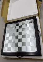 Auktion 372<br>Reise Schachbrett mit Glas-Figuren von Readers Digest, neu in OVP