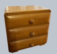Auktion 372 / Los 12007 <br>kl. Puppenkommode um 1940/50, Holz, mit 3 Schubalden, H-15 cm, 14x10 cm