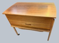 Auktion 372<br>Vintage N&auml;htischchen auf Rollen, mit 1 Schublade und Korb-Wollfach, gut erhalten und samt Inhalt, H-55 cm, 60x36 cm