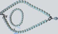 Auktion 372<br>Muschelkern-Perlenhalskette und pass. Zugarmband, neu und ungetragen, L-ca. 50 cm, ca. 76  gr., Perlen D-ca. 1 cm