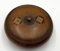 Auktion 372<br>gedrechselte Holz-Deckeldose mit Schach- und Halmafeld, H-ca. 5 cm, D-14 cm