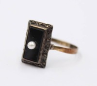 Auktion 372<br>Art-D&eacute;co-Ring, Onyx und Perle, Schiene aus 18K Gold, Kopf Silber mit Markasiten, zus. 3,8gr., RG 59