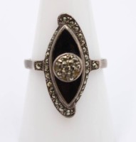 Auktion 372<br>sch&ouml;ner Art-D&eacute;co Silber-Ring mit Onyx und Markasiten (2 Steine fehlen) anbei &auml;lterer Silberring mit Koralle und Markasiten, 1x Koralle fehlt, zus. 7,7gr., RG 55 u. 57