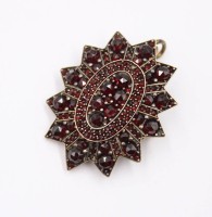 Auktion 372<br>sch&ouml;ne Granat-Brosche/Anh&auml;nger/Medaillon, &auml;lter, wohl Tombak, ca. 4,5 x 3,3cm