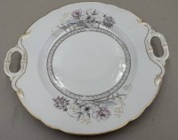 Auktion 372<br>gr. Kuchenteller mit Griffen, Blumendekor, D-30 cm