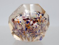 Auktion 372<br>Paperweight, &auml;lter, wohl B&ouml;hmen, Facettenschliff und farbige Einschmelzungen, ca. H-6cm