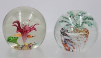 Auktion 372<br>2x div. Paperweights, bunte Einschmelzungen, 1x gemarkt, Tschecheslowakei, ca. H-7cm