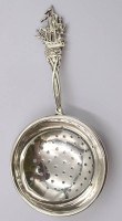 Auktion 372<br>Teesieb mit fig&uuml;rl. Griff, Zilverstad Niederlande, versilbert, ca. L-12cm