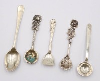 Auktion 372 / Los 11034 <br>5x div. Salieren-L&ouml;ffel, 4xSilber (19,48gr.), teilw. Gebrauchsspuren, ca. L-8,5cm