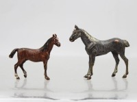Auktion 372 / Los 15045 <br>2x div. Pferdefiguren, Bronze, wohl Wien, farbig gefasst, Gr&ouml;&szlig;tes H-4,5cm L-5cm