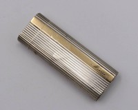 Auktion 372<br>versilbertes Cartier Feuerzeug, div. Gravuren, anbei Ersatzfeuersteine, Gebrauchsspuren, Funktion nicht gepr&uuml;ft, ca. H-7cm