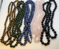 Auktion 372<br>5x div. Halbedelsteinketten wie Rosenquartz, Tigerauge, Lapislazuli, gr&uuml;ne und schwarze Perlen, zus. ca. 300 gr