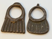 Auktion 372<br>2x antike Sidamo-Stamm  Amulette/Anh&auml;nger, &Auml;thiopien, wohl Bronze/Kupfer?, Grosse ca. 6x4 cm