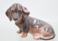 Auktion 372<br>Dackel von Royal Copenhagen, Entw. Theodor Madsen, Modellnr. 3140, ca. H-7,5cm L-11cm, 1x Schleifstrich